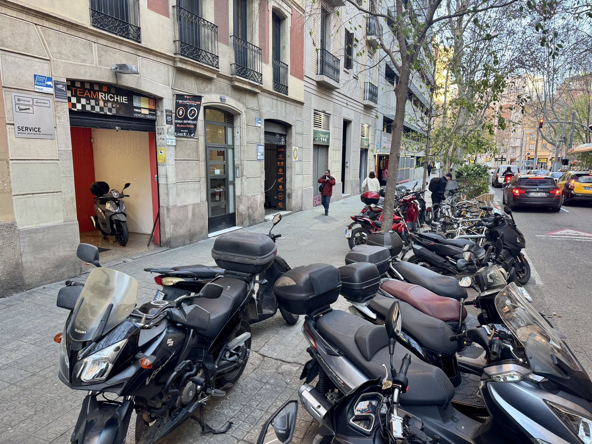 CuidemSant's tweet photo. 🏍️ Per què tots els tallers de motos ocupen les voreres amb motos, reduint l’espai públic?

Això dificulta el pas, especialment per a persones amb mobilitat reduïda, cotxets o gent gran. Cal fer complir la normativa i garantir unes voreres lliures i accessibles per a tothom. https://t.co/NFDgtVlzUh
