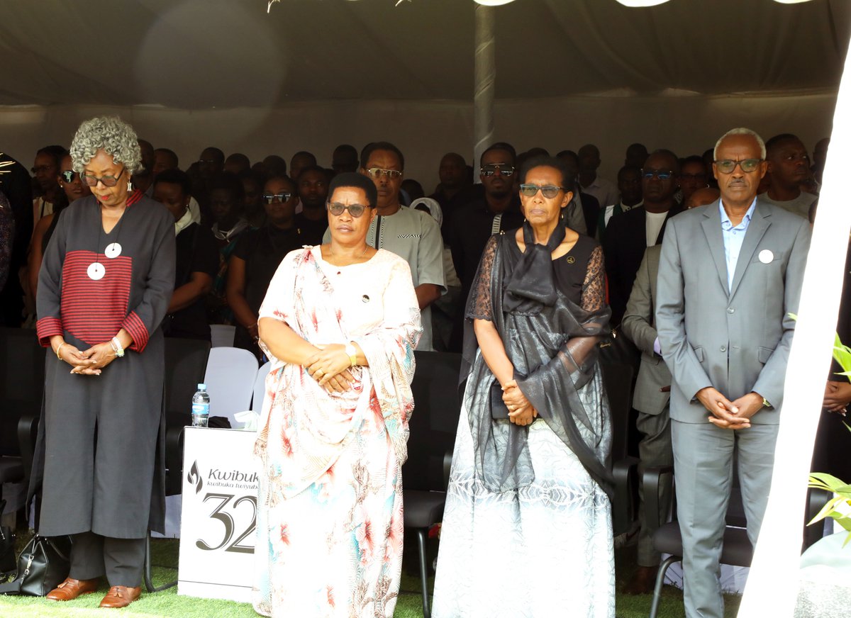 RwandaParliamnt's tweet photo. Perezida wa Sena Kalinda François Xavier yifatanyije n’abaturage n’abandi bayobozi mu #Kwibuka32, muri @RubavuDistrict , ku Rwibutso rwa Jenoside yakorewe Abatutsi rwa Rubavu ahazwi nka “Commune rouge” rushyinguyemo imibiri 5209. https://t.co/l5VuPyESoQ