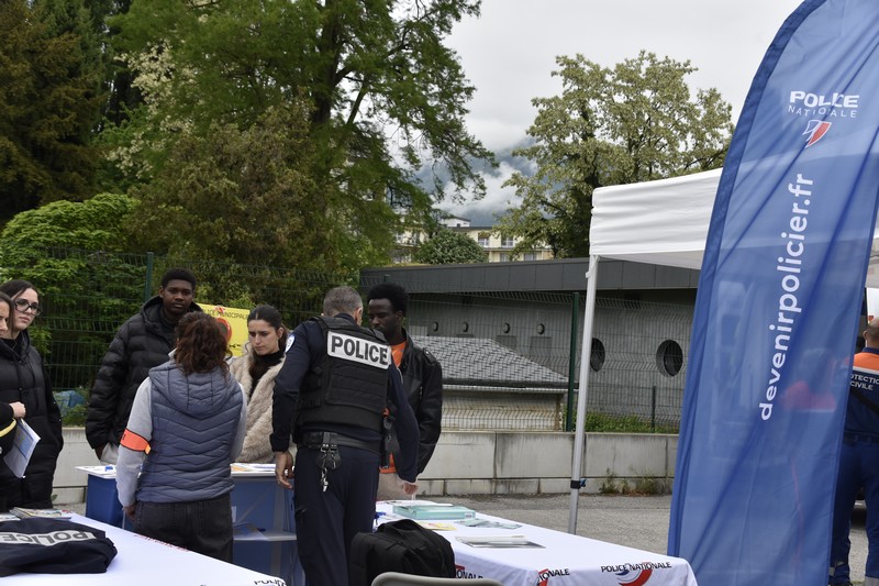 PoliceNat73's tweet image. #JeudiPhoto
🗓️Le 29 Avril @RaidAventureRAO était présent à #Chambéry
Des stands animés par des secouristes⛑️, ainsi que par la🚔 pour la prévention des drogues et de l'alcool, et la présentation de leurs métiers
 Sans  oublier des animations sportives pour tous les participants