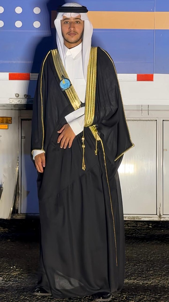 الحمد لله الذي بنعمته تتمّ الصالحات، اليوم نقف بفخرٍ وامتنان لنشهد ثمرة سنواتٍ من الجد والاجتهاد، ونحتفل بتخرج ابننا العزيز من الجامعة بتفوقٍ وامتياز. لقد كان هذا الطريق مليئًا بالتحديات، لكنه أثبت بعزيمته وإصراره أن النجاح ليس صدفة، بل هو نتيجة عملٍ دؤوب وإيمانٍ قوي بالهدف