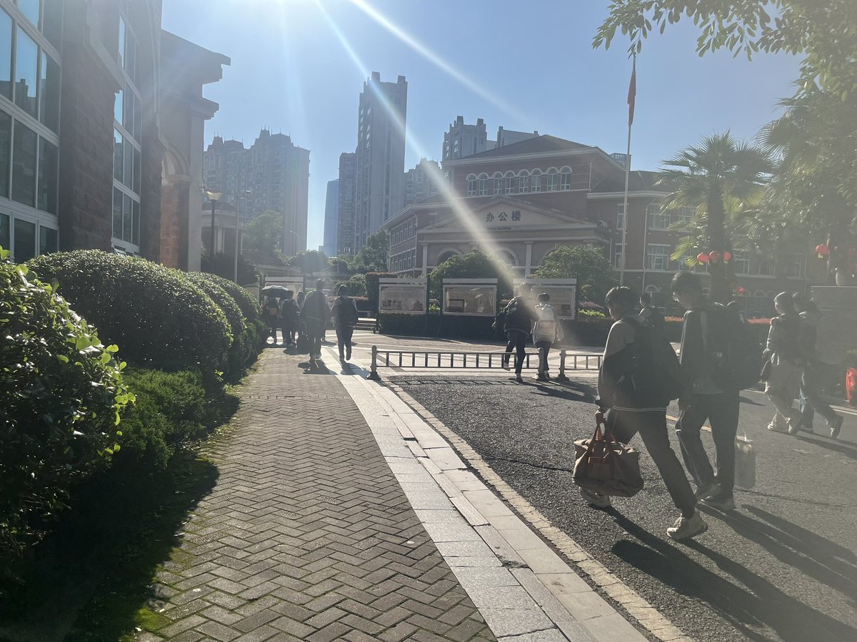 小利亚是鳄鱼🐊女权人妖美女骚鸡妓妖景观装置法国新浪潮存在主义黑泽明喜欢困苦的雾都孤儿（私处好痒） tweet media