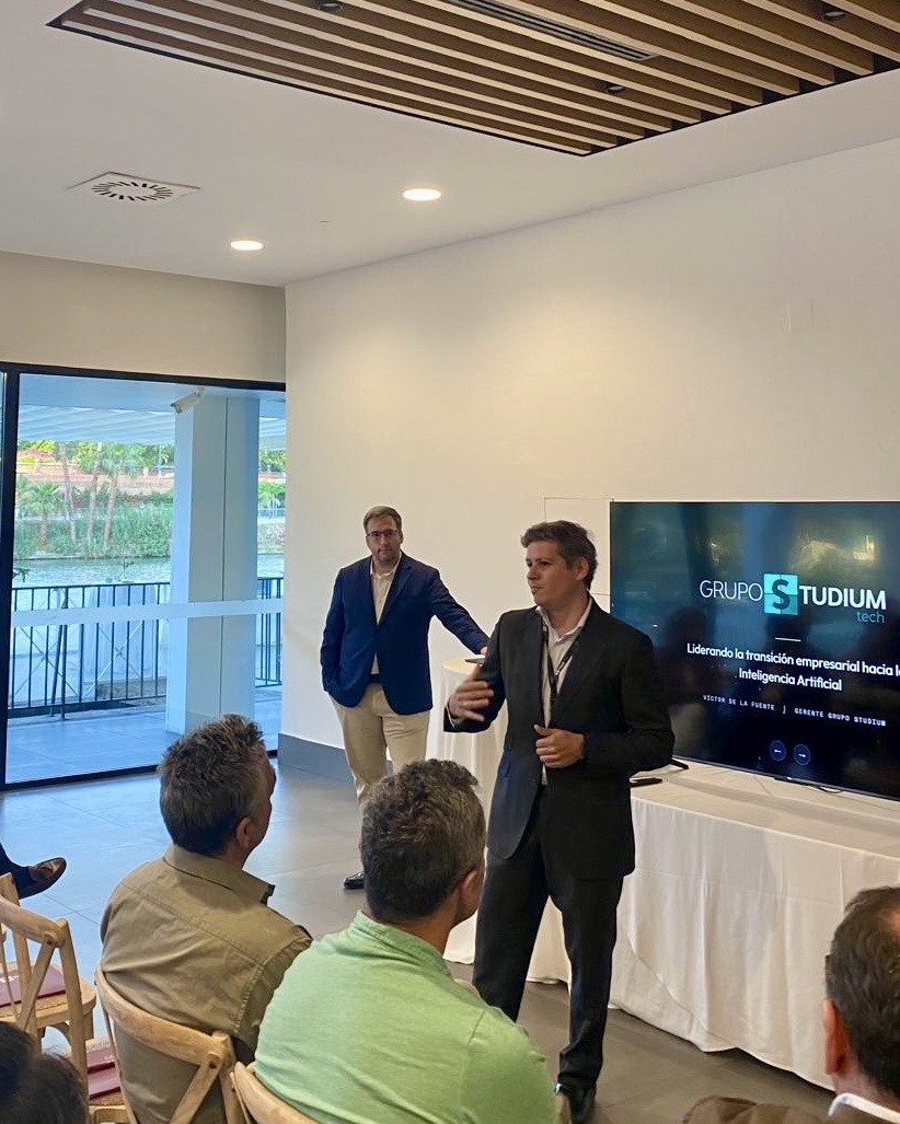 focusevilla_'s tweet photo. La IA ya está cambiando la forma de hacer empresa🤖

Jose Antonio Montoro, Director de Operaciones de Grupo Studium, nos dio una charla cargada de soluciones concretas para impulsar la productividad y reducir costes a través de la IA.

Conocimiento, comunidad y visión💪🏼 https://t.co/WciJivL4Tu
