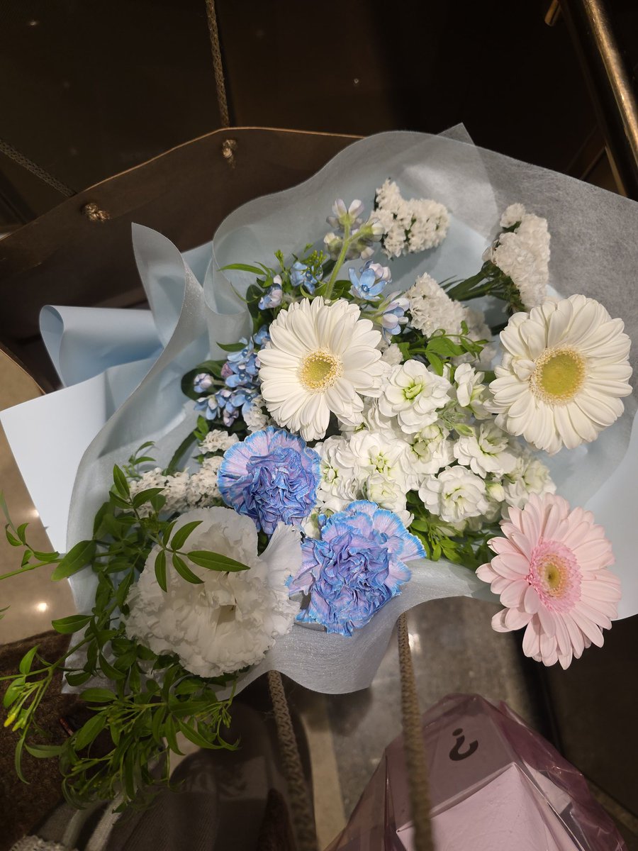 bleeshin's tweet photo. 담당 피디님께서 완결을 축하해주시며 간식도 잔뜩 안겨주시고 예쁜 꽃도 주셨어요🥹 자랑하는 거 맞습니다..! 도숲을 생각하며 만들어주신 꽃다발이 정말 너무너무 예뻐요🥰 https://t.co/2HVKFNVUwJ