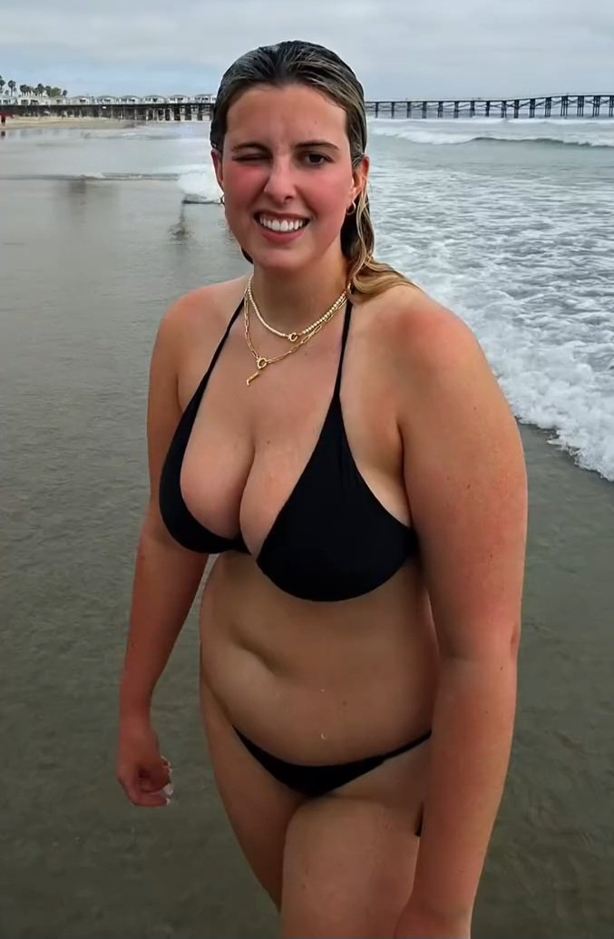 internetviewwww's tweet photo. Random girl at Miami Beach. 🐈‍⬛ https://t.co/nhz01RJBWy