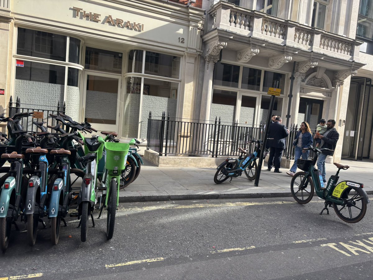 comcab33's tweet photo. Just when you think you had seen it all at New Burlington st Taxi Rank @Forest__Bike &amp; @limebike take it to a new LOW !!!!  
What’s the plan to stop it @CityWestminster @TfLTPH ( stop laughing everyone 😂) 
@londontaxi_pr @UnitedCabbies @LDNCabRanks https://t.co/foSV8JJ9Dr