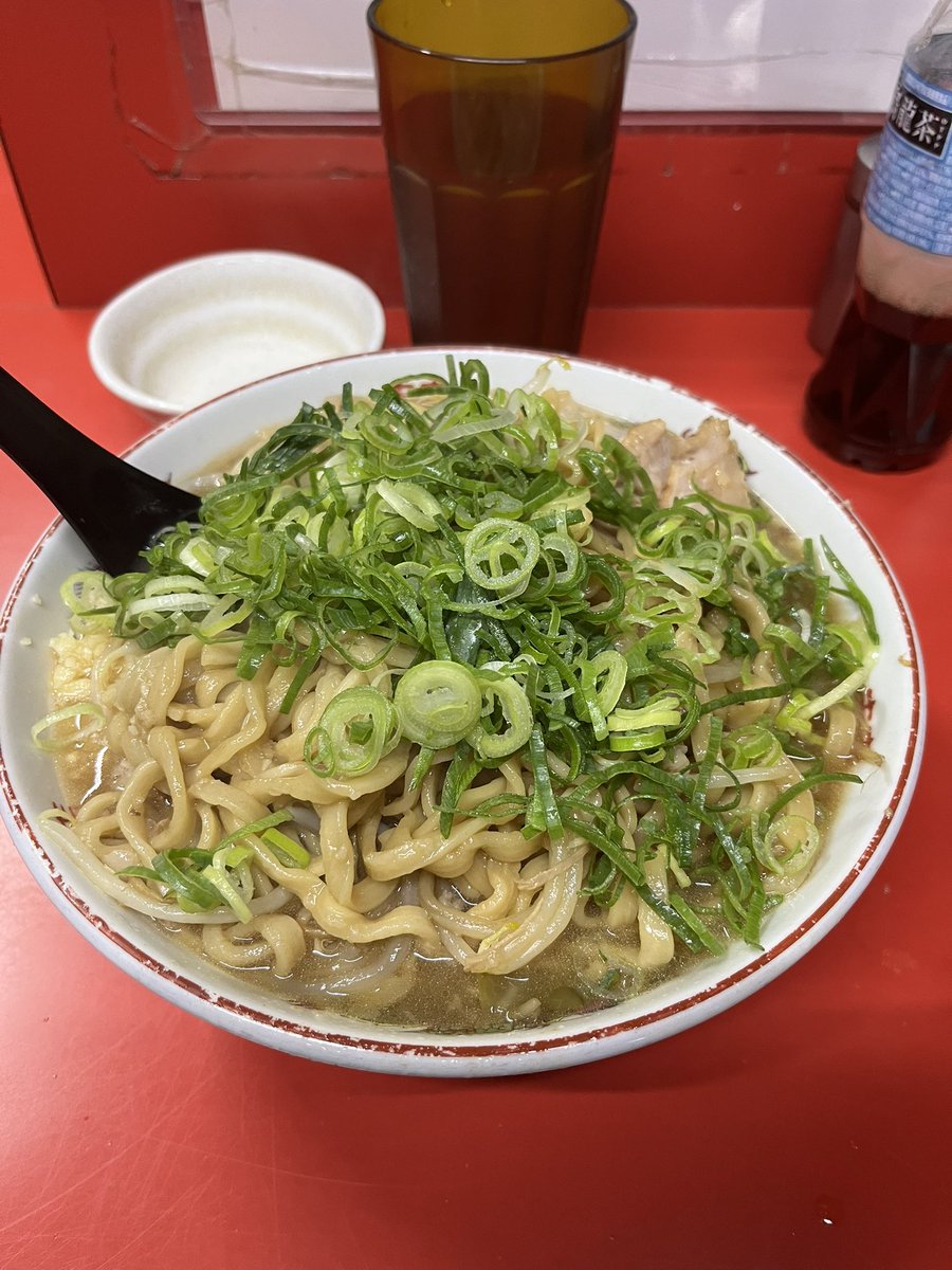 fujitaka0411's tweet photo. ラーメン二郎 京都店
ラーメン並 九条ねぎ
2年ぶり念願の京都二郎🍜
京都二郎は豚が本当に魅力的。美味い。
これぞ神豚。
運良く端豚もあって食べ応え抜群☺️ https://t.co/eAZazC4a6R