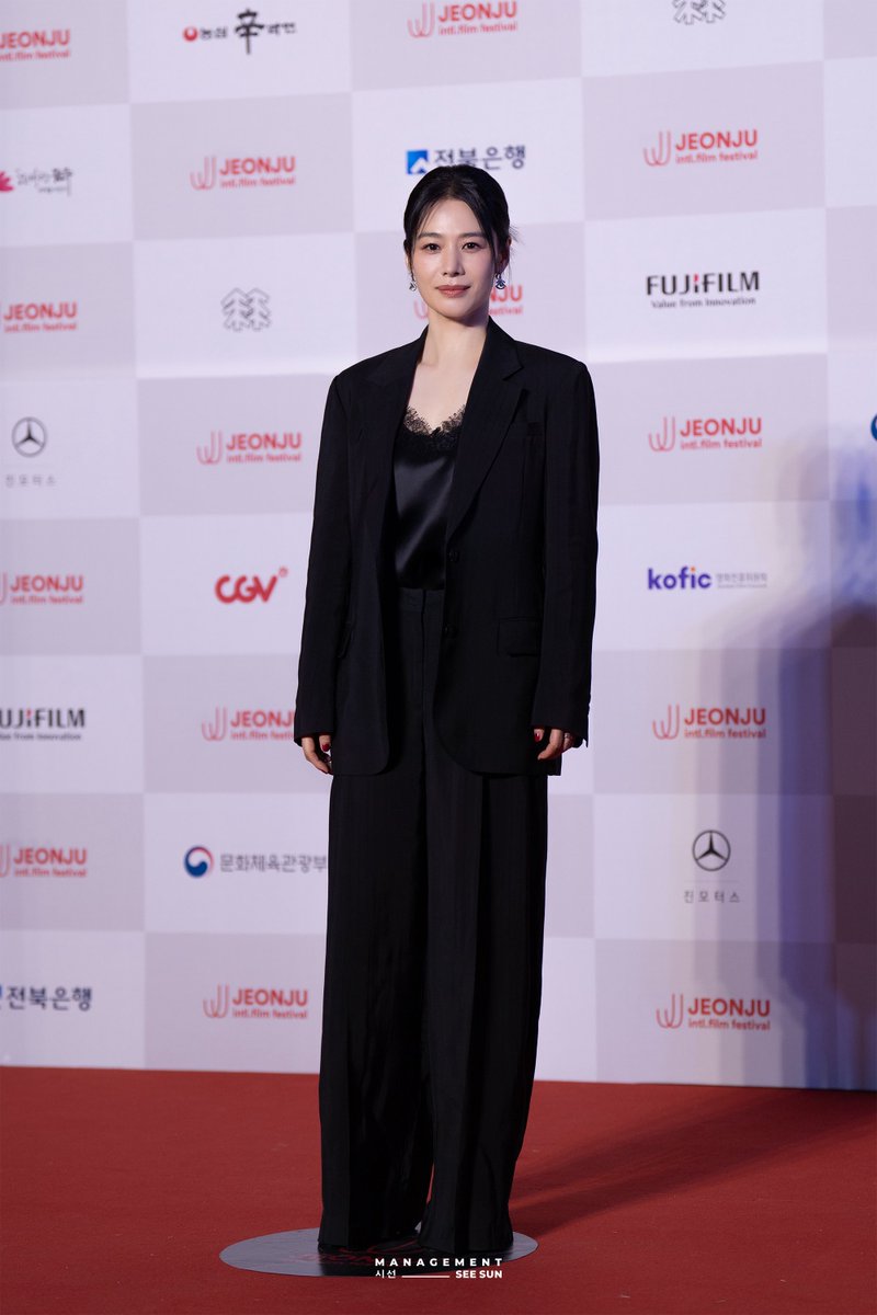 매니지먼트 시선 tweet media