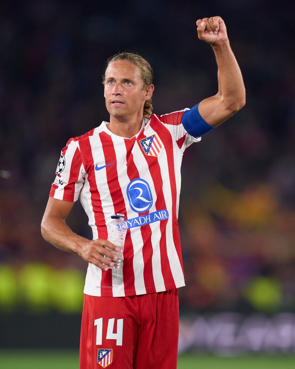RodriATM__'s tweet photo. Llorente, acaba contrato en 2027.
Pubill, 80 M de cláusula (regalo).
Lo primero que hay que hacer cuando se acabe la temporada, es blindar a estos dos.
Top3 mejor laterales del mundo.
Top5 mejor centrales del mundo. https://t.co/40cP0p9rqj