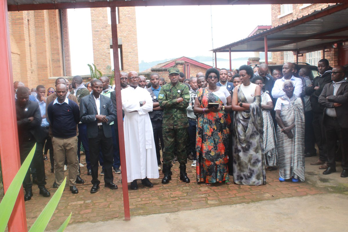 MurundaHospital's tweet photo. Iki gikorwa kandi cyitabiriwe n'abarimo umuyobozi w'akarere ka Rutsiro madame Kayitesi Dative, umuyobozi mukuru w'ibitaro bya Murunda Dr Shema Origene, abashinzwe umutekano, abihaye Imana, abayobozi b'ibigo nderabuzima,abakozi b'ibitaro, n'abandi. https://t.co/cUHEmJ1P6l