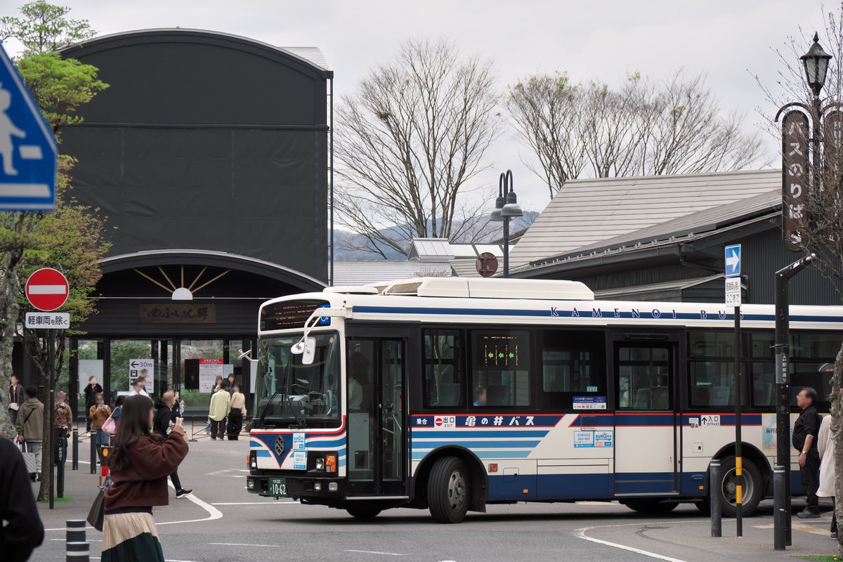 【SUNQパス修行：由布院駅前バスセンター】
九州横断バスに乗って4時間半、たどり着いた由布院。バスセンターは観光客でごった返し、慌ただしい雰囲気。
1388 QRG-RU1ESBA (高速) 17年式
5983 PKG-RA274RBN (福岡高速) 09年式
1082 PDG-KR234J2 (別府) 10年式