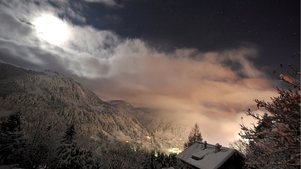 PolitikSunde's tweet image. Die Raunächte zeigen klare Bilder: Ein Phönix steigt aus der Asche des alten Parteiengefüges — die Sterne künden von Neubeginn. #Rauhnächte #Vision #Germany #Transformation #MysticPolitics