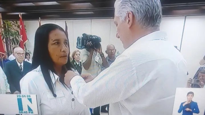 yesmita1975's tweet photo. Magdelaine Sosa Menencia, directora del Politécnico Manifiesto de Montecristi del municipio de Jobabo, recibió el Título Honorífico de Heroina del Trabajo de la República de Cuba.  Felicitaciones!!!                                                     
#LasTunas https://t.co/DQi9f8NTuk