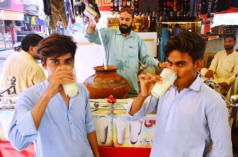 geonews_english's tweet image. People drink cold butter milk (lassi) to get relief from hot weather in Hyderabad

📷: APP

Visit our website: geo.tv

#GeoNews