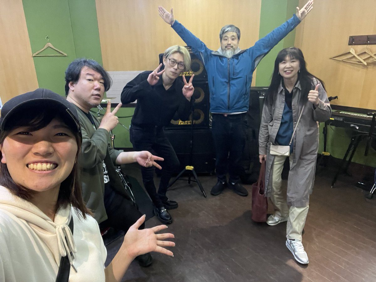 lotus_rn11's tweet photo. 小室蓮、この度バンドを組みました✨
そして、5/20(水)堺筋本町で
『Mate Station7』というライブに出演します！

その名も
『白うさぎと愉快な仲間たち』

わたくし小室蓮がボーカルを務めます！
あ、違う。正しくは白うさぎが
ボーカルを務めます🐰🎙️

もう集まったメンバーが
みんなプロ級に上手い人達ばかりで
なんならプロも混じってて、
本当にありがたい環境で音楽やってます！

今回限りのバンドになるのか、、、
今後も続けていけるのか、、、、
それは分かりませんが、
ひとまず本番に向けて全力練習中！

平日の夜ですが、
もしよければ遊びに来てください！！！

イベントの公式LINEから前売り買えるみたい！当日並んでチケットも買えます！！！

是非！お待ちしてます！！！！！！

イベント詳細↓

5/20(水)

『Mate Station7』

場所 : 堺筋本町　Club MERCURY
時間 : 18:30〜21:30
金額 : 2400円(＋1ドリンク別途)

-出演バンド-
・The May Tone
・白うさぎと愉快な仲間たち
・わらい家オールスターズ
・スバキリリサイタル
(順不同、出演順ではありません)

前売り券の買える
エンタメイト公式LINE
友だち追加はこちら！
https://t.co/d4qmoadBmr