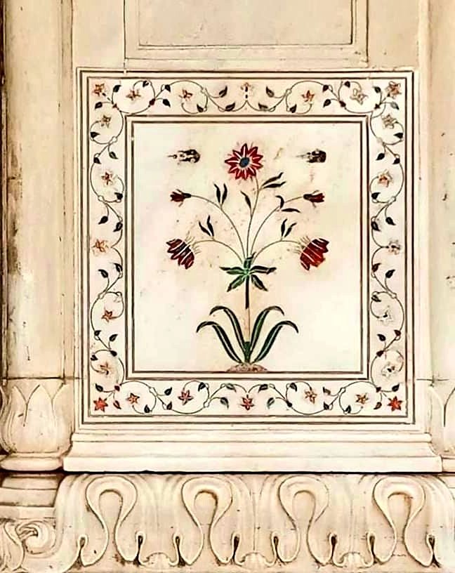 IndiaArtHistory's tweet image. #Pachchikari is the art of inlaying semi precious stones in marble, inspired by the Florentine pietra dura.
The finest examples in India are the #TajMahal, Itmad-ud-Daulah, Red Fort and the Gol Mandal in Udaipur.