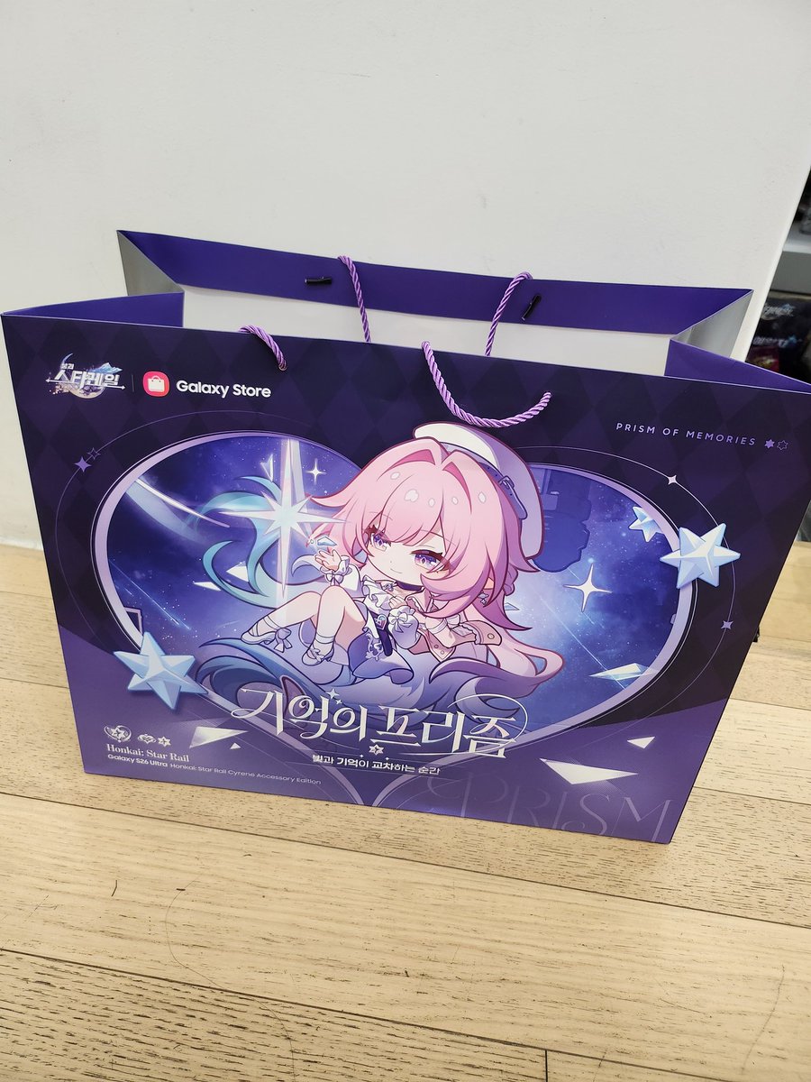yinyang0302's tweet image. The honkai pop up stores dont stop 😅 i made a rsvp at samsung store and bought shit and got some free shit lmao #HonkaiStarRail #hoyoverse #mihoyo #hsr #붕괴스타레일