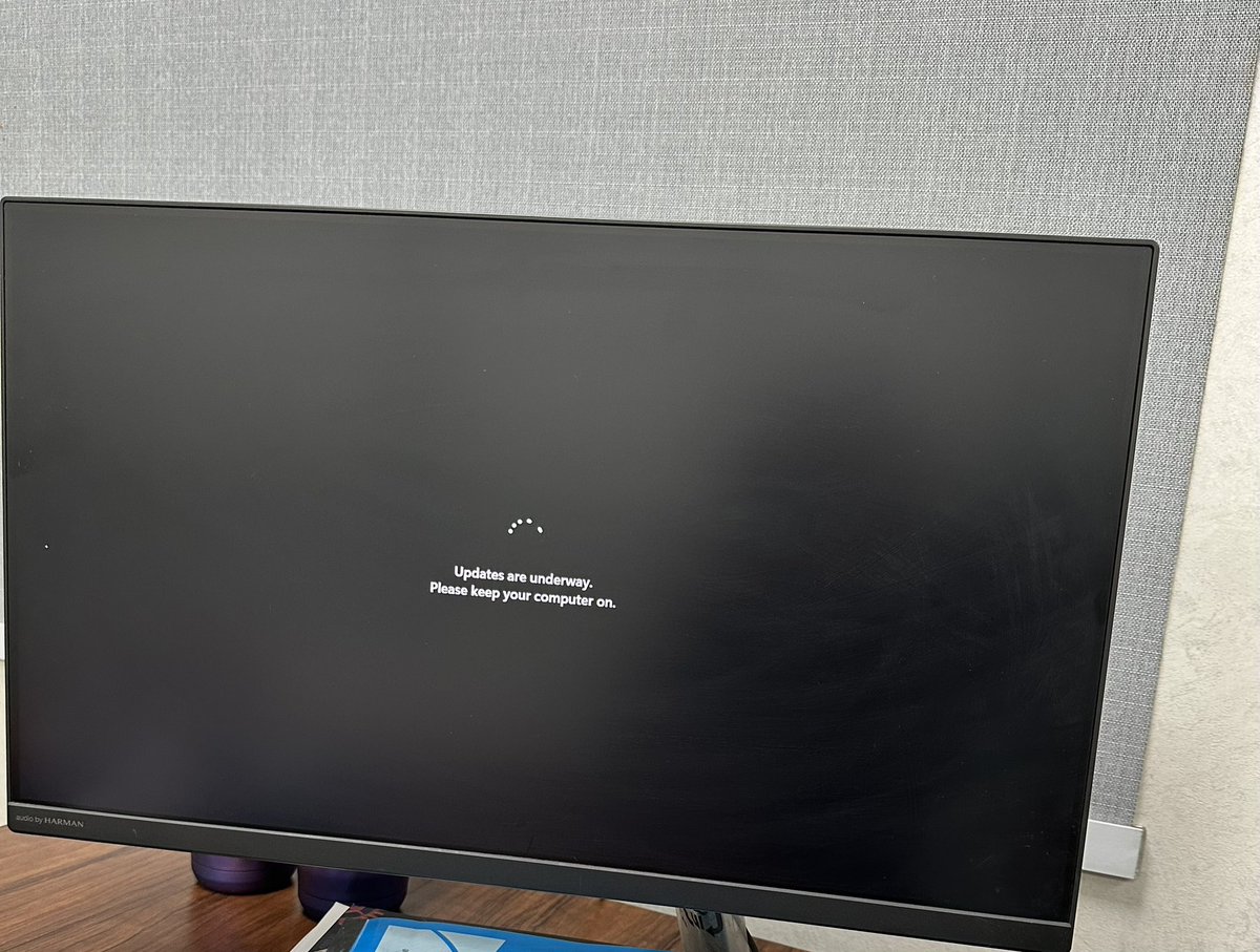 Guru_Pi's tweet image. This is an AIO desktop I use everyday. It’s been an hour since I switched it on, and I regret buying a @Windows @Lenovo everyday! Should gone for an iMac @Apple #FML