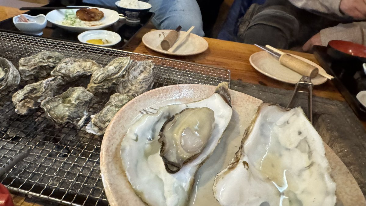 gachan_iku's tweet photo. 今年初のいつものメンバーツーリング🏍️
能登のお魚ランチ、穴水の『なぎさガーデン』へ。
本来岐阜方面の予定でしたが、お天気が怪しく急遽雨雲から逃げて能登を周りました。
お刺身は新鮮なのでそれぞれの魚の旨みがしっかり感じられるもの🐟
海を観ながらの食事も出来ます♪ https://t.co/LGglTMYRPP