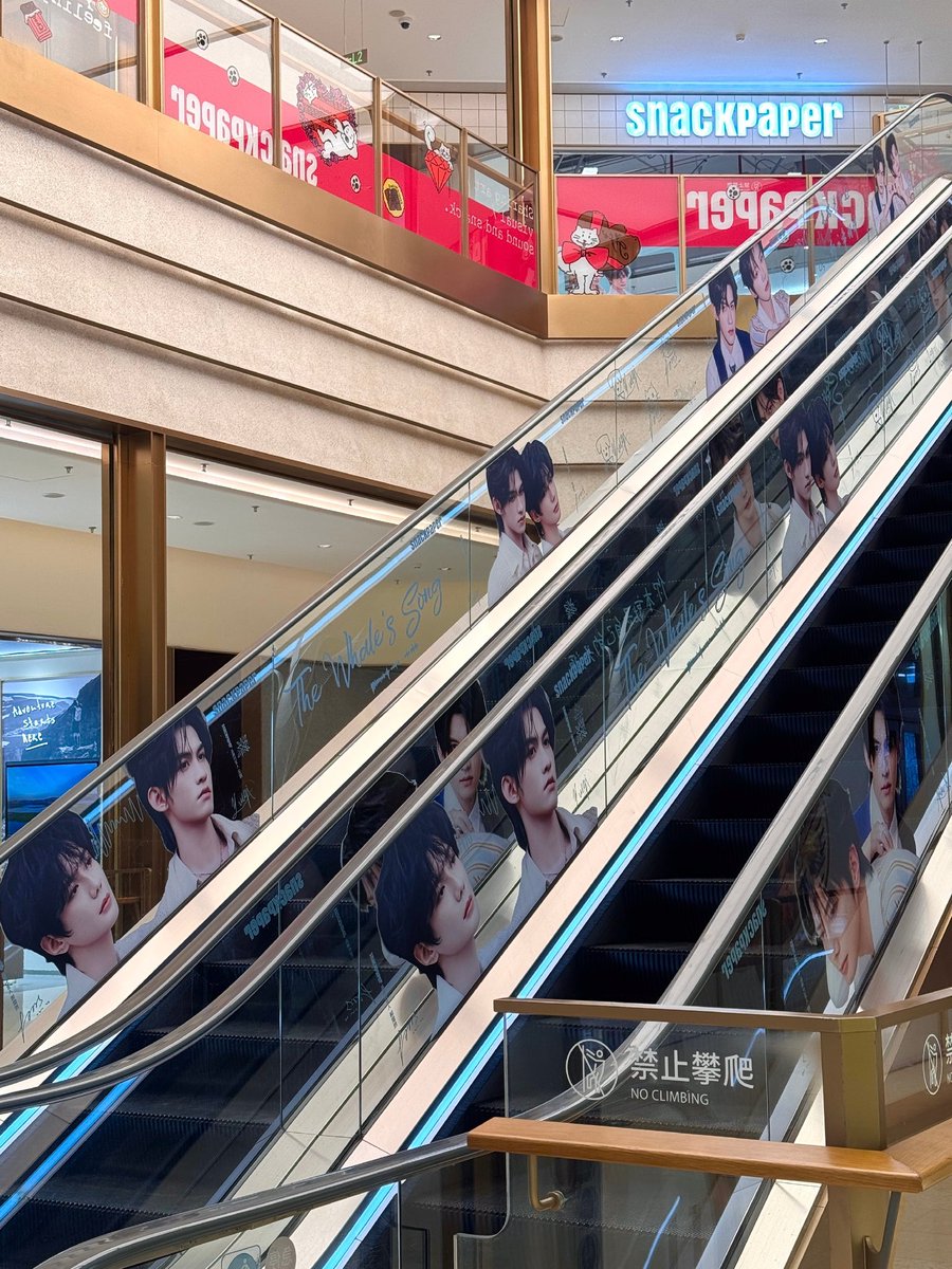 littlegalxy's tweet photo. SNACKPAPER WEIBO UPDATE 4/30/2026
📌https://t.co/KC4UO3uGza
🔔 Ding dong~ #SnackPaper Brand Ambassadors Yunqi & Hao Yiran#
The 【The Whale’s Song】 limited themed pop-up store has warmly arrived at SnackPaper Shanghai Concept Store 【SnackPaper Gallery · Metro Edition】
📅 April 25 – May 5
Everyone is welcome to visit this immersive themed exhibition space and feel the rhythm of hearts in sync 🎵
The pop-up store features life-size standees and props from the livestream for photo ops come and snap some happy moments together 🤳
There are also large ambassador screens, entrance displays, and themed visuals across escalators and multiple spots in the mall don’t miss capturing your “in-sync” moments with them 📸
📍 SnackPaper Gallery Address:
L2, Building D, Xintiandi Dongtai Li · SnackPaper Gallery
(No. 111 Ji’an Road, Huangpu District, Shanghai)
✨ More surprises are waiting for you in other cities!
📅 May 1 – May 10
The 【The Whale’s Song】 themed pop-up will continue its journey across four cities 🎶
SnackPaper stores in Guangzhou, Beijing, Changsha, and Xi’an, located inside SUPER_RARE shops, will transform into special themed support spaces for #SnackPaperYunqiHaoYiran#
📍 Guangzhou SR: 1F, Grandview Mall (near West Gate)
📍 Beijing SR: 1F, WF Central (near West Gate)
📍 Changsha SR: L1, Youfang IDMALL (near Gate 3)
📍 Xi’an SR: B2, SEG International Shopping Center
💞 Looking forward to sharing these special moments with everyone
#SharingSnackSharingLove
#吾岸 #tomyshore #tomyshoretheseries #云旗 #yunqi #郝熠然 #haoyiran