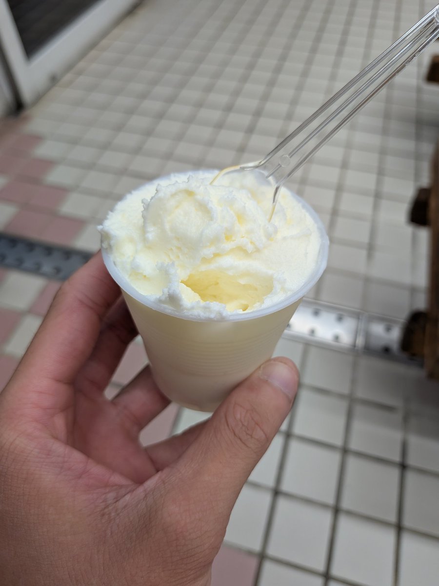 ビート早く着いたから近くのジェラート屋へ