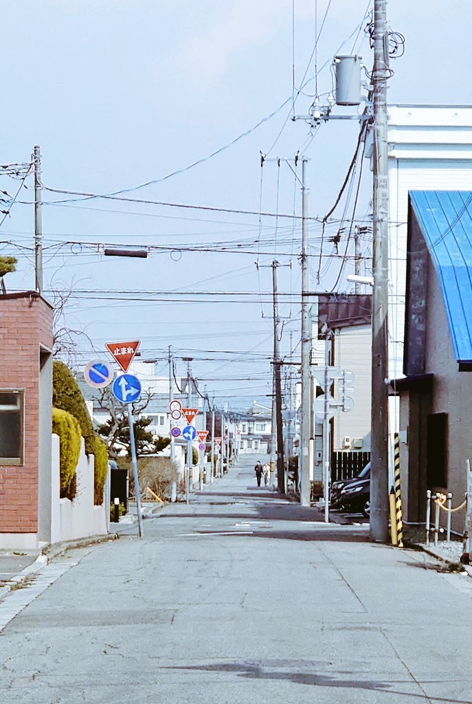 どうしてこの写真撮ったんだっけ?

と、フォルダを見返していてたまに思う。

これは、そう。
一時停止の標識があまりに遠くまで並んで見えるから、おもわず！の1枚だ。