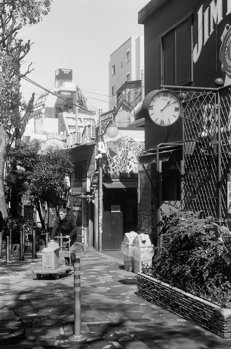 leicalife's tweet image. なんと、観光客等の悪影響なのか新宿ゴールデン街は撮影禁止になっていたので、ここが限度です。
#Leica
#filmphotography
#streetphotography