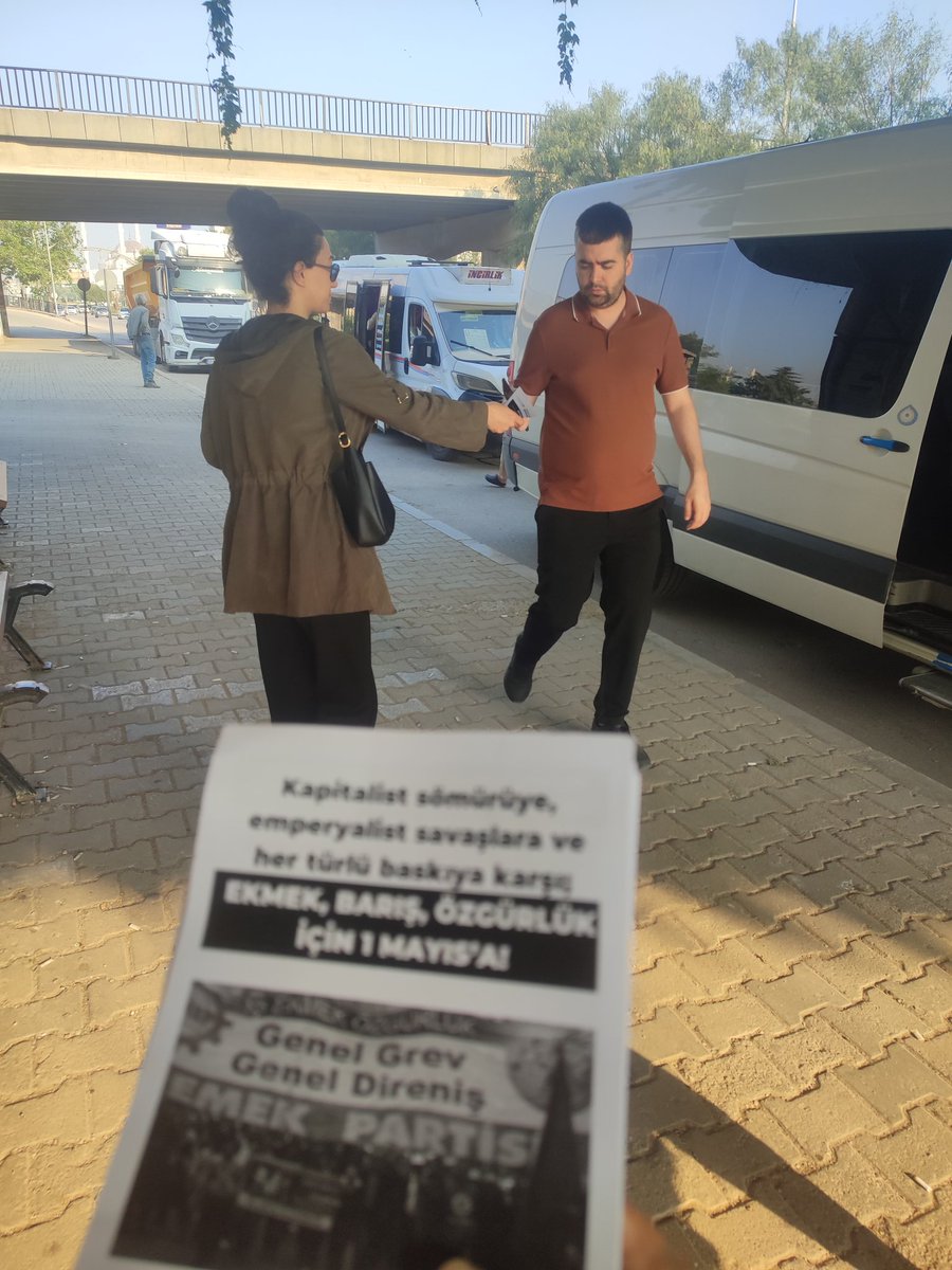 Adana_EMEP's tweet photo. Haftalardır fabrika önlerinde, işçi duraklarında, pazarlarda, sokakta işçileri, emekçileri 1 Mayıs mitingine çağırdık. Şimdi 1 Mayıs'ta alanlara çıkma vakti.
Toplanma:
13.00
Cevat Yurdakul Caddesi (Shell Petrol önü)
Yürüyüş:14.00
Miting: Uğur Mumcu Meydanı https://t.co/WOKZj1ZLvS