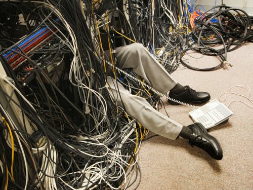 javiolmo's tweet photo. Dos tipos de CPD: cables ordenados donde localizas cualquier fallo en minutos, y nidos de cables donde solo puedes rezar.

El código funciona igual. Ambos ejecutan. Hasta que hay que cambiar algo. https://t.co/xc8oEPBSF9