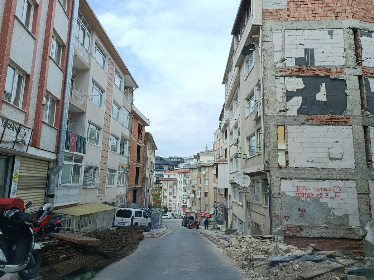 Alemsile's tweet photo. @uskudarbld @sdedetas Başkanım 3 gündür bildiriyorum çavuşdere caddesi kaldırımda tehlikeli moloz ve demir var diye.İlla bir vatandaşın canımı yanmalı müdahale için. Sizin zabıta ekibi bence yetersiz. Belediye binasına 400 mt mesafedeki olayı bile çözemediler @uskudarbld @chp_uskudarilce https://t.co/w0rIs5atDw