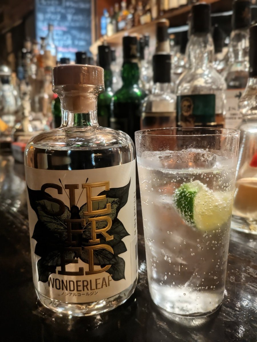 BullCafe's tweet photo. 4月最終日

ジークフリート・ジントニック

ワンダーリーフ　ノンアルコール・ジントニック

ジュニパー、菩提樹の花、オールスパイスなど18 種類の天然のボタニカル。

良質な香りで高みに達する新たな嗜好

ぜひお楽しみください✨️

#中野新橋バー
#シガー
#ジントニック
#モクテル
#カクテル https://t.co/OqV3QkA4U9