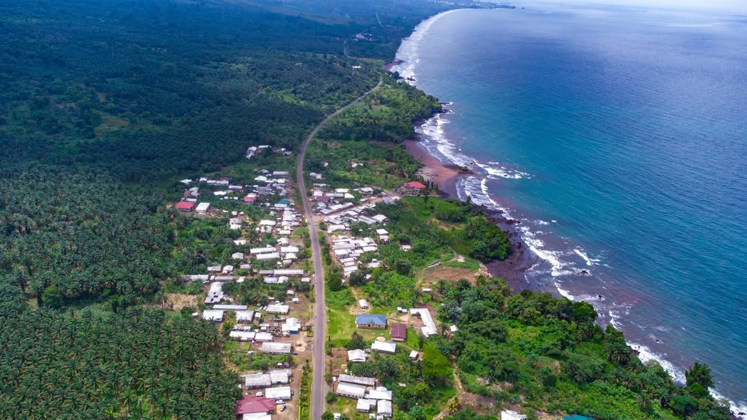FGrenville_A's tweet image. The village of Bakingili along the coastline in the South West 🇨🇲📍
A place where black volcanic sands meet the Atlantic Ocean providing a quiet coastal gem with sea breeze, scenery, and serenity all together. 

Credit @VisiterLe 

#Cameroon