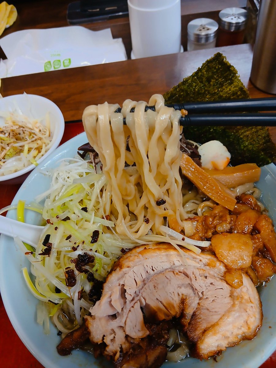 ラーメン赤沼🍜
4月限定麺  【しお沼ラーメン】✨
(ミニおかかご飯付き)ラーパス味ネギ🍥
4月最終日ギリギリ今月限定食べられた😋✨
久しぶりに来たら黒烏龍茶がセルフ飲み放題なってた😆✨
しお沼美味しい‼️赤沼のしお沼に沼りました～✨
大満足でごちそうさまでした～✨
あぁ美味しかった～✨