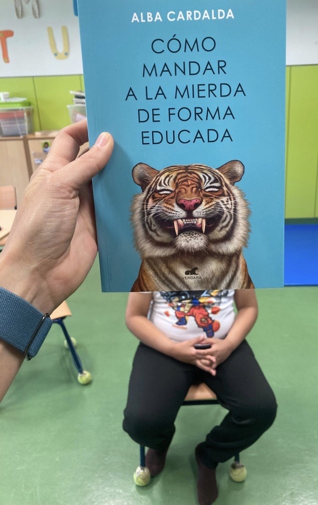 biblecrac's tweet photo. 🤳Muchas felicidades a nuestros queridos usuarios de @carrechiquilla por las estupendas fotografías de #bookface que adornan nuestra #biblioteca. Su participación en nuestras actividades es muy importante para nosotros ❤️🧡💛💚💚
#palencia https://t.co/sYh4NyK6qj