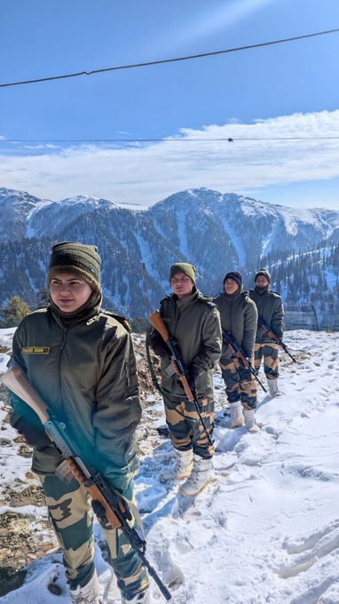 DeshKe_Rakshak's tweet image. inspiring Photo 🇮🇳#BSF women soldiers guarding LoC in Kashmir. Jai hind #HappyNewYear #Border