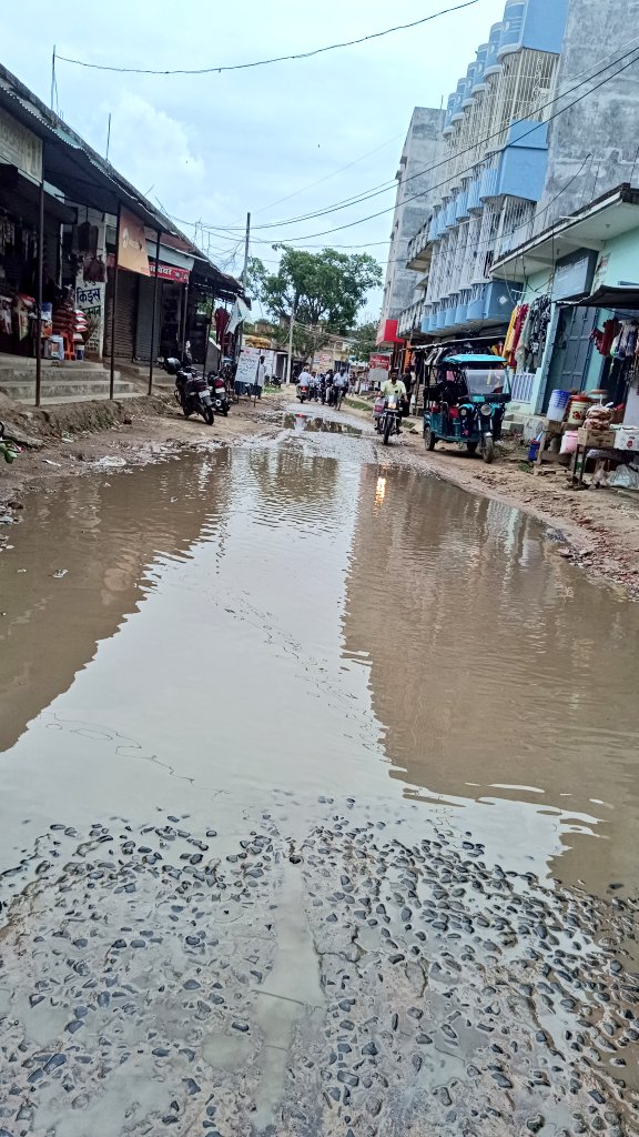Siwanlive79's tweet photo. सिवान में 'कागजी विकास' का अद्भुत नजारा
​गोपालपुर से जमालहाता जाने वाली मुख्य सड़क का काम शुरू तक नहीं हुआ, लेकिन 72.62 लाख की लागत वाला बोर्ड expired हो गया, क्या यह भ्रष्टाचार की तैयारी है या विभाग की लापरवाही ? ​@dm_siwan @IPRDBihar @mopr_goi @PRD_Bihar कृपया संज्ञान ले । https://t.co/Pb9PkWH4J0