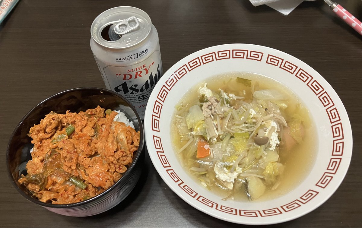 ヘトヘトに疲れて帰ったら

お休みの彼ごはんが待ってた♥️

いつも感謝🙏✨

 #豚キムチ丼    #鍋スープ