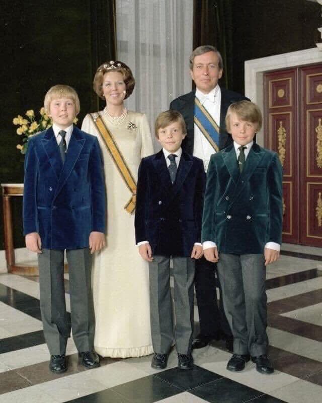 Le 30 avril 1980 ... il y a 4️⃣6️⃣ ans,
🇳🇱 👑 ✍🏻 ABDICATION de SM la Reine JULIANA des PAYS-BAS, Reine des Pays-Bas 🇳🇱 depuis le 6 septembre 1948, en faveur de sa fille aînée : SAR la Princesse héritière Beatrix des Pays-Bas, Princesse d’Orange, âgée de 42 ans.