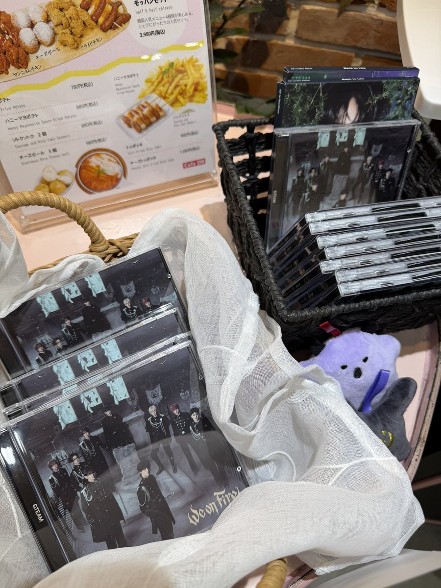 LunecatK's tweet photo. 新大久保の「cafe on」さん、絶対に店員さんにLUNÉがいる🤭🫶🏻

リクエストしてない時も、何度も&amp;TEAMのMV流してくれて、最高の居心地でした🥰
布教用コーナーもあって、本当に愛を感じる空間！また絶対行く🌿

#andTEAM #LUNÉ #cafeon #新大久保 https://t.co/8CMaO25MzE