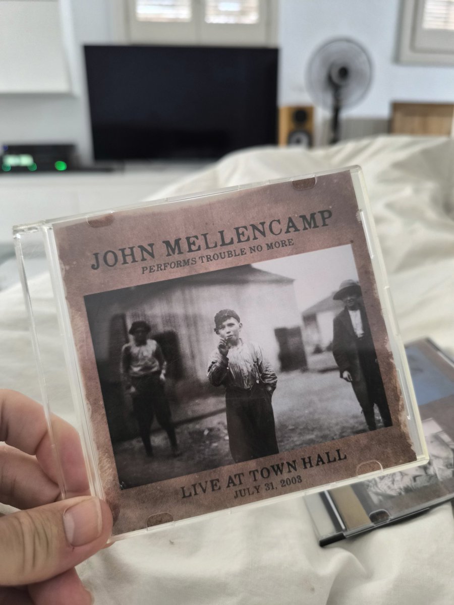 elsotaescala's tweet image. Al 2013 sortia EN ESTUDI "Trouble No More", un DISC de VERSIONS de temes #Blues #Folk on #JohnMellencamp RECREAVA gairebé TOT el CONCERT al #TownHall de Nova York de l'any 2003; que FINALMENT publicaria en AQUEST CD 2014. Els esmentats COVERS + CLÀSSICS PROPIS en CLAU "DEL PANTÀ"