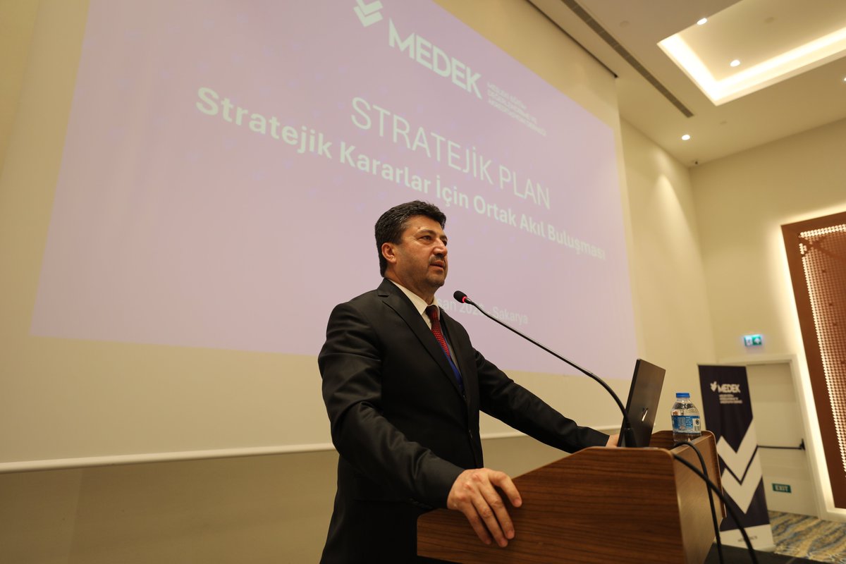 MEDEKMEK's tweet photo. 🔔2027-2031 dönemini kapsayacak 5 yıllık yol haritamızı belirlemek üzere düzenlediğimiz MEDEK Stratejik Plan Çalıştayı tamamlandı.

Çalıştayımızda; akademisyen, iş dünyası temsilcisi ve öğrencilerden oluşan 78 katılımcı farklı konu başlıklarına odaklanan 8 masada fikir üretti. https://t.co/gKDBCwkN0f