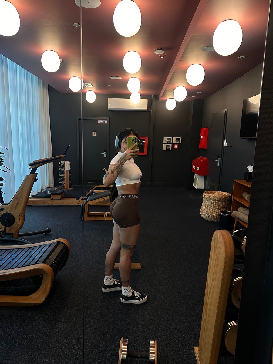 Looking for my budy to stretch out 🤎