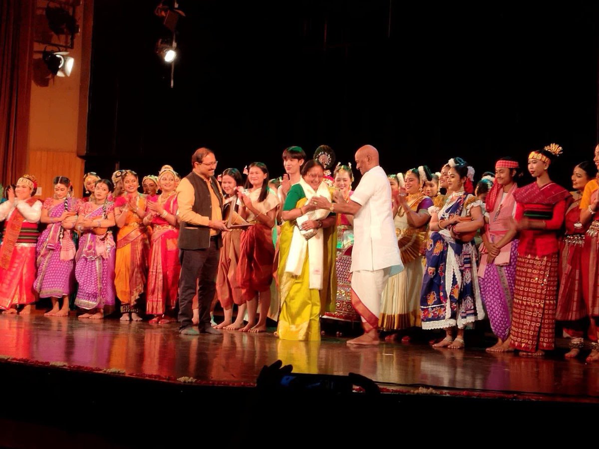 rajaradhareddy's tweet photo. Thoroughly enjoyed a bouquet of Indian Classical Dance styles put together thoughtfully by Jayaprabha Menon.. And also the international dances.. 

#dance 
#indianclassicaldance 
#internationaldance https://t.co/L3D0fTcBhC