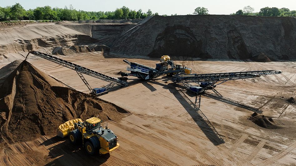 CDRecycler's tweet photo. SPONSORED: Material for asphalt, concrete and bedding sand is processed at the sand and gravel pit in Broad Brook, Connecticut. At the heart of the operation are two mobile screening plants from Kleemann, which reliably separate sand, gravel and topsoil. 
https://t.co/mgvuY6u9Go https://t.co/qr3wuS27Fp