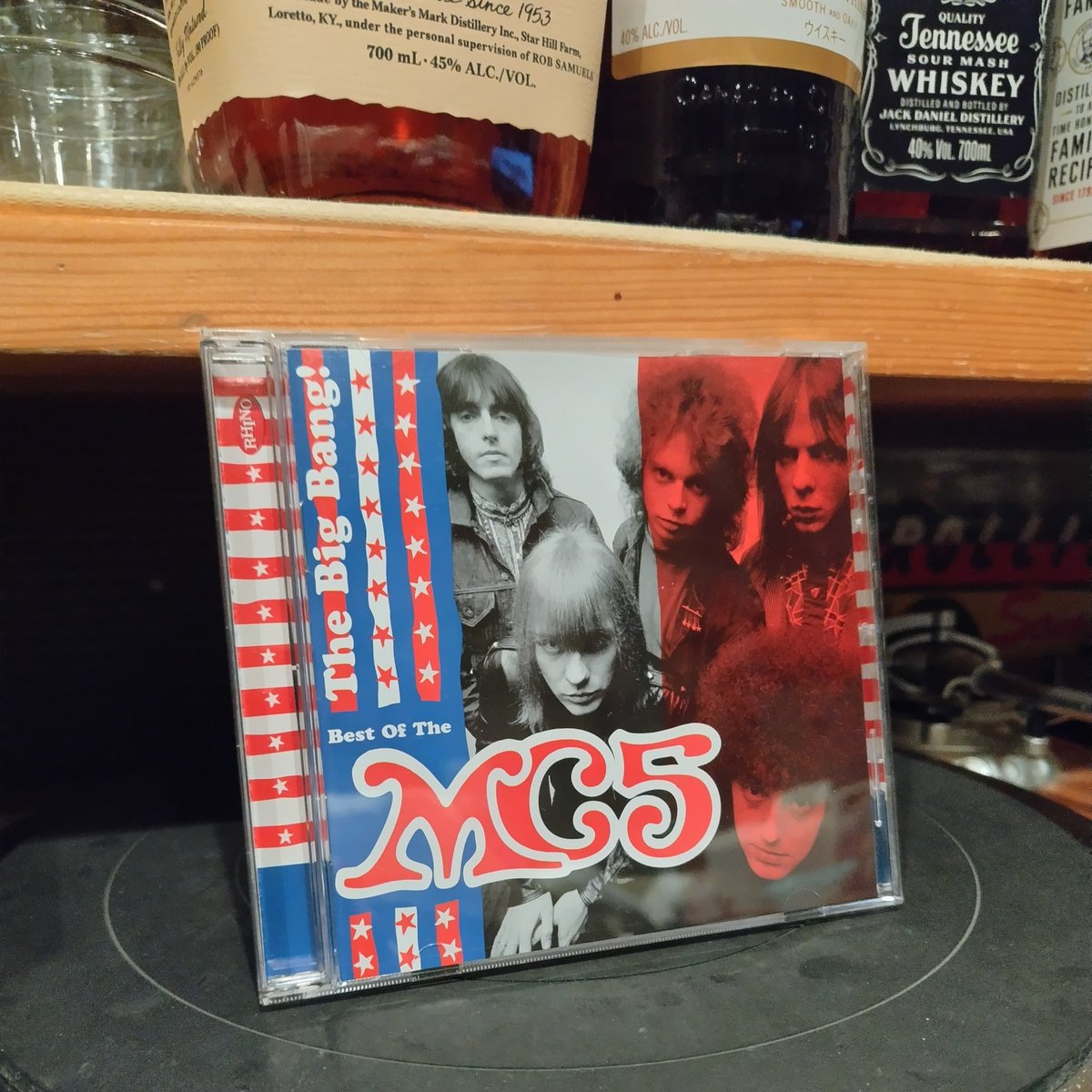 musicbargaffa's tweet image. ウェイン・クレイマー78回目の誕生日を祝って🎂MC5のベスト盤からスタート🎵今日で4月も終わりですね！本日のガッファは19時〜2時の営業となります🍻
#waynekramer #happybirthday #MC5