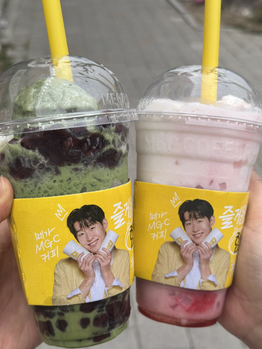 luv_sakuuu's tweet photo. 메가커피 수박 리치코코 슬러시랑 말차 젤라또 팥빙 파르페 후기

말차, 수박 러버인 쿠 낫마스였다
점바점이겠지만 말차는 생각보다 썼음
수박은 밍밍함.... 걍 별로였음....

그래서 버터떡 10개 사서 길빵함
(하 진짜 개처마싯다) https://t.co/YDShGsQZtv