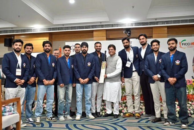 tarun_rang's tweet photo. Union Minister Piyush Goyal felicitated the J&amp;K Ranji Trophy team for their historic achievement, calling it a proud moment. The win reflects rising talent, youth confidence and growing sports culture.  
#JKRanji #Cricket #JammuAndKashmir #Sports #YouthPower #Pride https://t.co/t00mKPOhjl