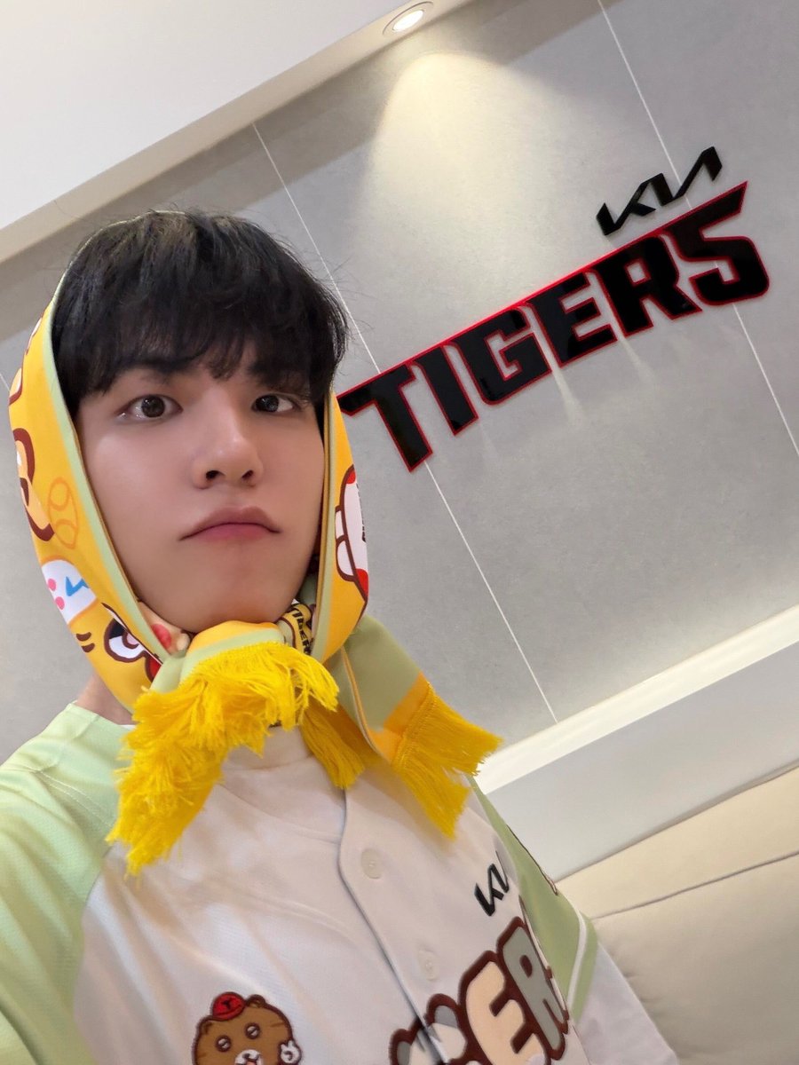 day6official's tweet image. [ #DAY6_BEHIND ]

행운 가득 승리 요정 𝟵𝟳번 원필, 챔피언스 필드에 다시 등장!
원필이 다녀가면 기아가 이긴다는 소문이…?
비로 아쉽게 취소됐지만, 다음에 꼭 다시 불러주세요🍀

#DAY6 #데이식스
#원필 #WONPIL 
#KIA_타이거즈 #KIA_TIGERS