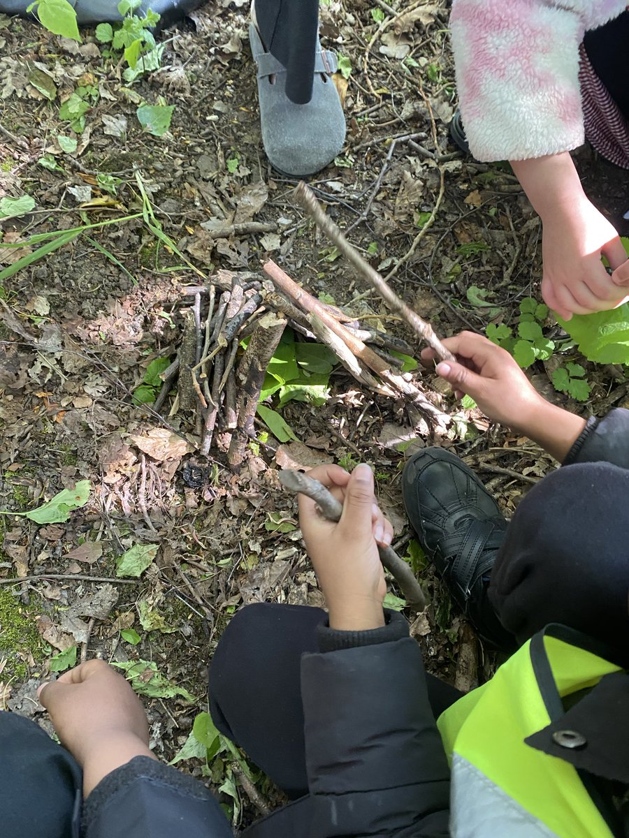 MarlboroughPrim's tweet image. #ForestSchool What a super morning 1C are having at Wyndcliffe. They are busy making a new home for Mrs Pearson’s Dragon, using only natural resources.