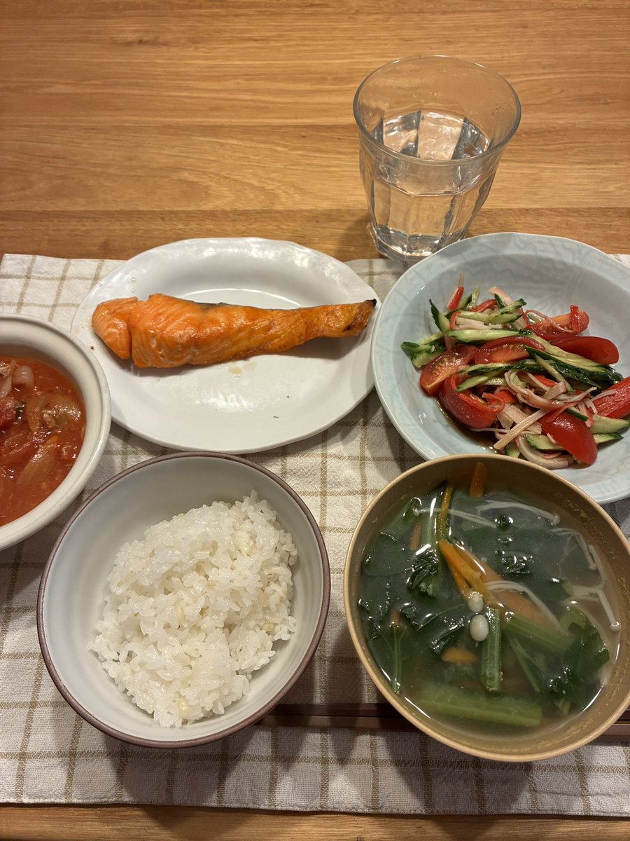 ひとり夕ごはん

夫がGWに入った
だからうちにいる
例の如くダイエット中なので
夕ごはんはいらないけど
昼ごはんは食べる😓

鮭の塩焼き
きゅうりとトマトとカニカマの酢の物
サバ缶のラタトゥイユ(作り置き)
小松菜とにんじんとえのきのスープ
白い雑穀米ごはん
白湯