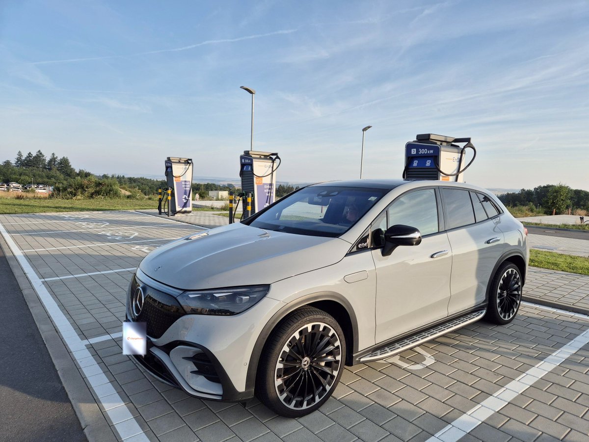 electricfelix's tweet photo. Do you choose roofless at €0,79/kWh or with a roof for €0,49/kWh? #Schleiz #deutschland #alwaysbefaircharging https://t.co/0ajHwrUmW8